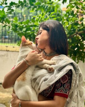 Ditipriya Roy Instagram - “गुम है किसी के प्यार में दिल सुबह शाम” ❤️
.
.
.
.
.
.
.
.
.
.
. 📷 Maa ❤️
.
.
.
. #thursday #photo #lookbook #saree #weather #monsoon #july #fashion #ethnic #ethnicjewellery #mood #bengali #kolkata #home #roof #fashionista #love #sunshine #peace #instagood #instalike #instamood #instalove #instaphoto
