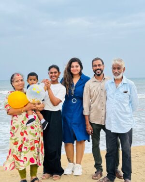 Divya Bharathi Vetrivel Instagram - Swipe for family pic 💙

👗 @parvathyofficial 💙
📸 @gayathrivetrivel 🤗

#nivashinidivya #nivashini_ma #frankapannuvom #instagood #instagirls #lovequotes #loveyourself