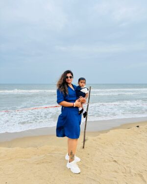 Divya Bharathi Vetrivel Instagram - Swipe for family pic 💙

👗 @parvathyofficial 💙
📸 @gayathrivetrivel 🤗

#nivashinidivya #nivashini_ma #frankapannuvom #instagood #instagirls #lovequotes #loveyourself