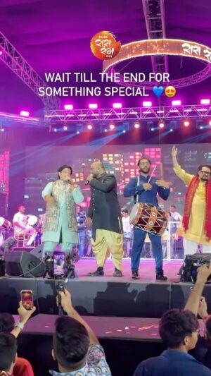 Divya Kumar Instagram - You missed everything if you did not dance on Teri Deewani Tonight 🥹🎉🫶🏼🥁
@aslidivyakumar & @rehan_r_khan_official800 hitting highnotes & making all of us go crazy 😍💃💥🕺

@ismaildarbarofficial @hanifaslam_official @niravbarotofficial @sagarkendurkar @aslidivyakumar @rehan_r_khan_official800 @singerfalguni @rupalikashyapofficial 

Grab your passes now!
@bookmyshowin
For Bulk Pass Bookings, please contact: 9322682010 / 8828802198

SAARA ZAMANA RAAS RANG KA DEEWANA ❤️‍🔥


Dates: 15th Oct to 24th Oct 2023
Venue: Modella Mill Compound, Thane Mulund Circle, Near Check Naka, Thane (W)



#RaasRangThane2023 #NavratriMagic #Raasrangthane #CredaiMCHIThane
#ismaildarbar #HanifAslam #DivyaKumar #niravbarot #saagarkendurkar #RupaliKashyap #RehanKhan #FalguniBrahmbhatt #jitendramehta #AsharGroup #Navratri #dholitarodholbaaje #navratri2023#diverrsemediain
[Raas rang thane , garba , navratri 2023 , ashar group , credaimchi thane ]