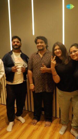 Divya Kumar Instagram - Bam Leheri BTS 🤩

#bamleheri #saregamabhakti #divyakumar #saaveriverma #prashantsatose #djrinkindia