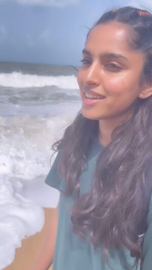 Divya Sripada Instagram - What emotions does the ocean bring out in you? 🥹

#SeaYouSoon