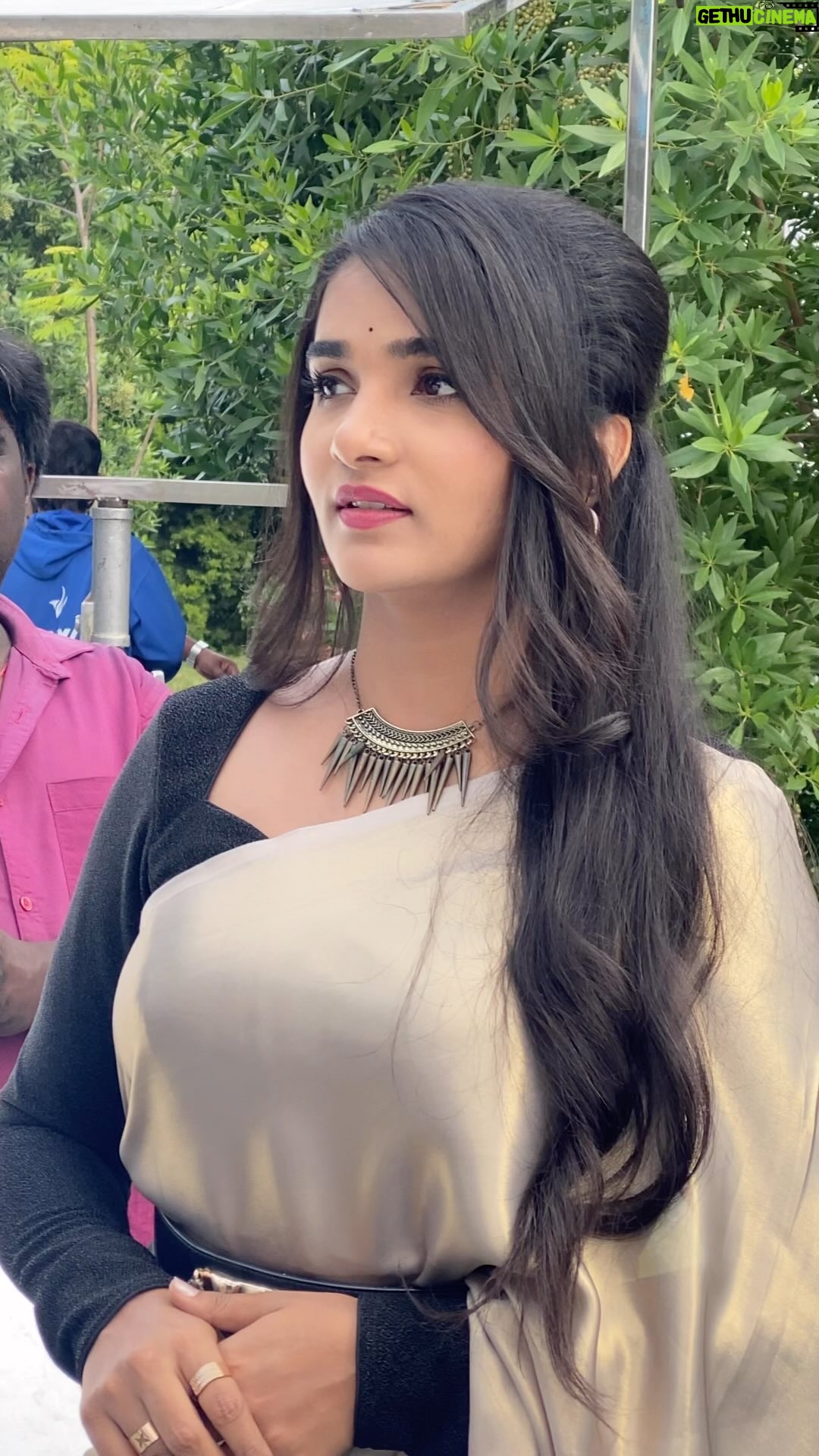 Divya Uruduga - 194.6K Likes - Sprinkling sparkle dust on everything I do!✨♥️
🧡🖤
#divyauruduga #divyau #du #D #arviyans #arviya #preetiirali