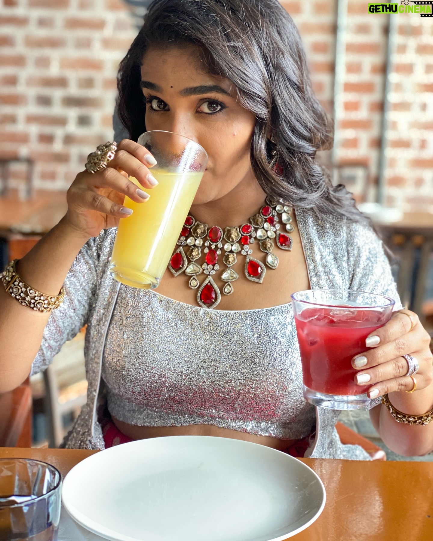 Divya Uruduga - 182.3K Likes - ಮುದ್ದು ಕನ್ನಡತಿ!♥️
@iampoojagandhi__publicfigure
& my lovely onscreen Family♥️
📸 : offscreen cool vajreshwari🧸🤗 @soniaponnamma
