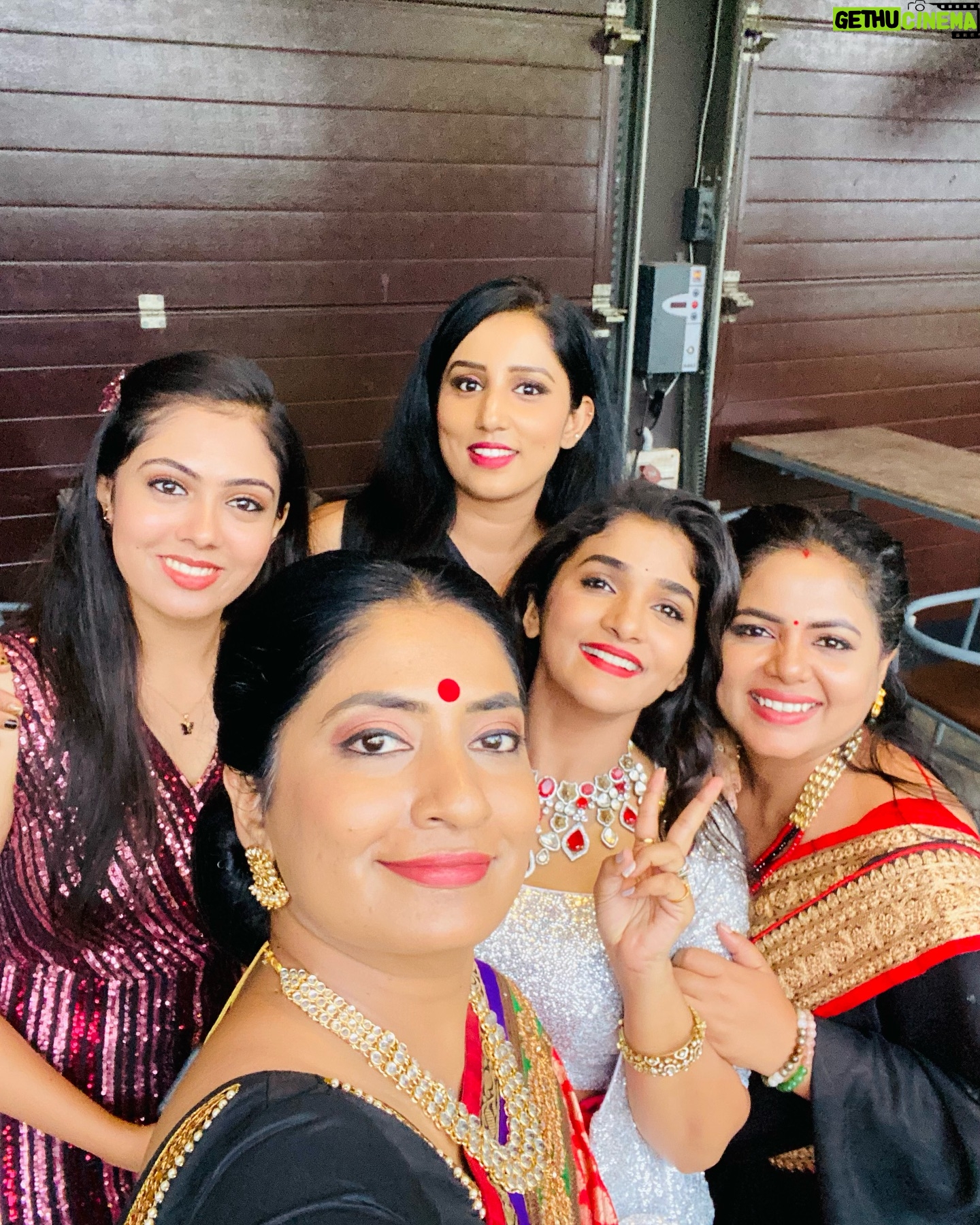 Divya Uruduga - 182.3K Likes - ಮುದ್ದು ಕನ್ನಡತಿ!♥️
@iampoojagandhi__publicfigure
& my lovely onscreen Family♥️
📸 : offscreen cool vajreshwari🧸🤗 @soniaponnamma