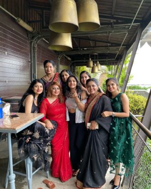 Divya Uruduga Instagram - ಮುದ್ದು ಕನ್ನಡತಿ!♥️
 @iampoojagandhi__publicfigure 

& my lovely onscreen Family♥️

📸 : offscreen cool vajreshwari🧸🤗 @soniaponnamma