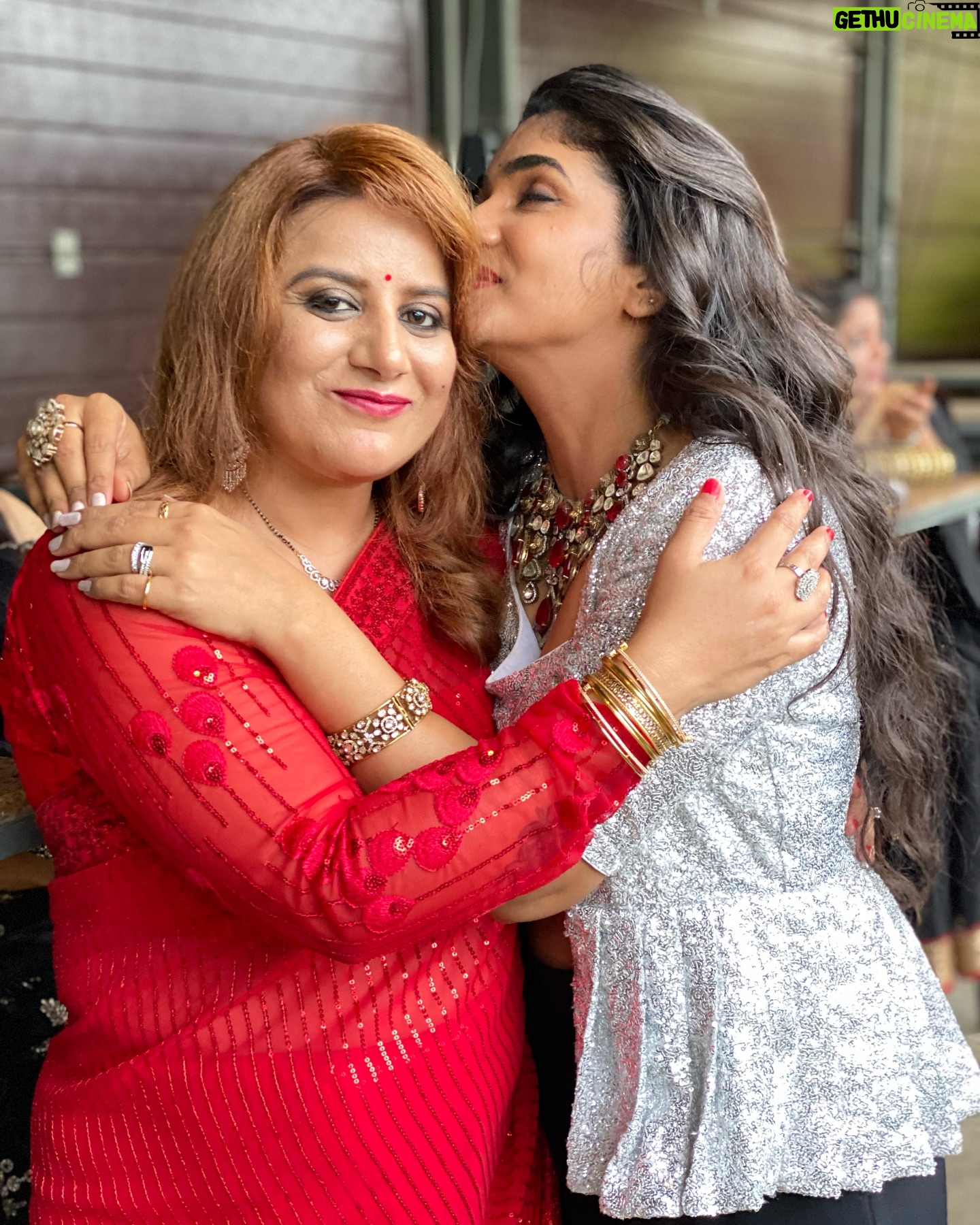 Divya Uruduga - 182.3K Likes - ಮುದ್ದು ಕನ್ನಡತಿ!♥️
@iampoojagandhi__publicfigure
& my lovely onscreen Family♥️
📸 : offscreen cool vajreshwari🧸🤗 @soniaponnamma