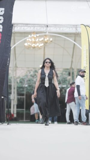Divya Uruduga Instagram - All black ensemble with a golden twist!! ✔️🎈

Outfit: @deevyareddy 👗🎀♥️
🎥: @_raaghava 😎🤩 @raghavstudios 🥳♥️

#divyauruduga #divyau #du #D #arviyans #arviya #preetiirali 
💛🖤