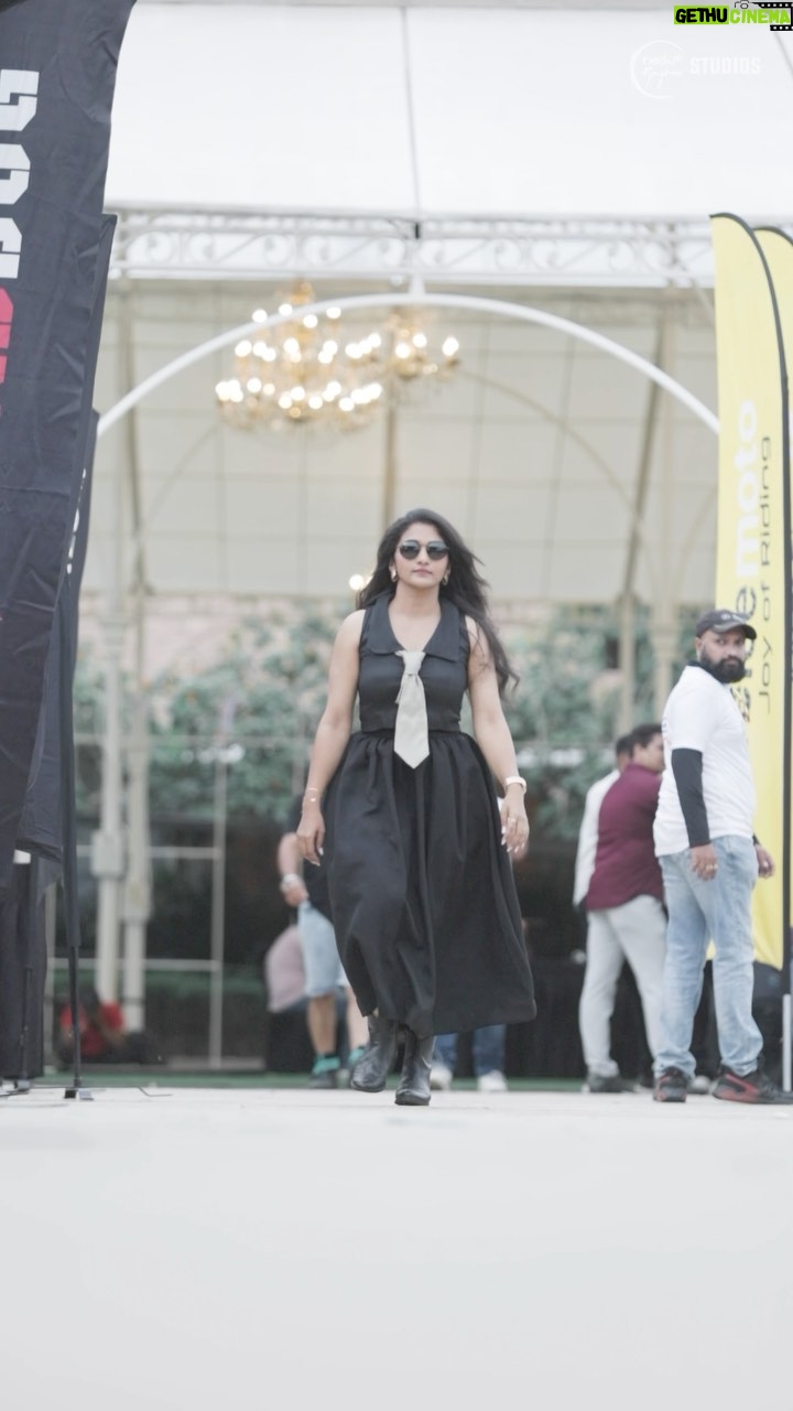 Divya Uruduga - 470.2K Likes - All black ensemble with a golden twist!! ✔️🎈
Outfit: @deevyareddy 👗🎀♥️
🎥: @_raaghava 😎🤩 @raghavstudios 🥳♥️
#divyauruduga #divyau #du #D #arviyans #arviya #preetiirali
💛🖤