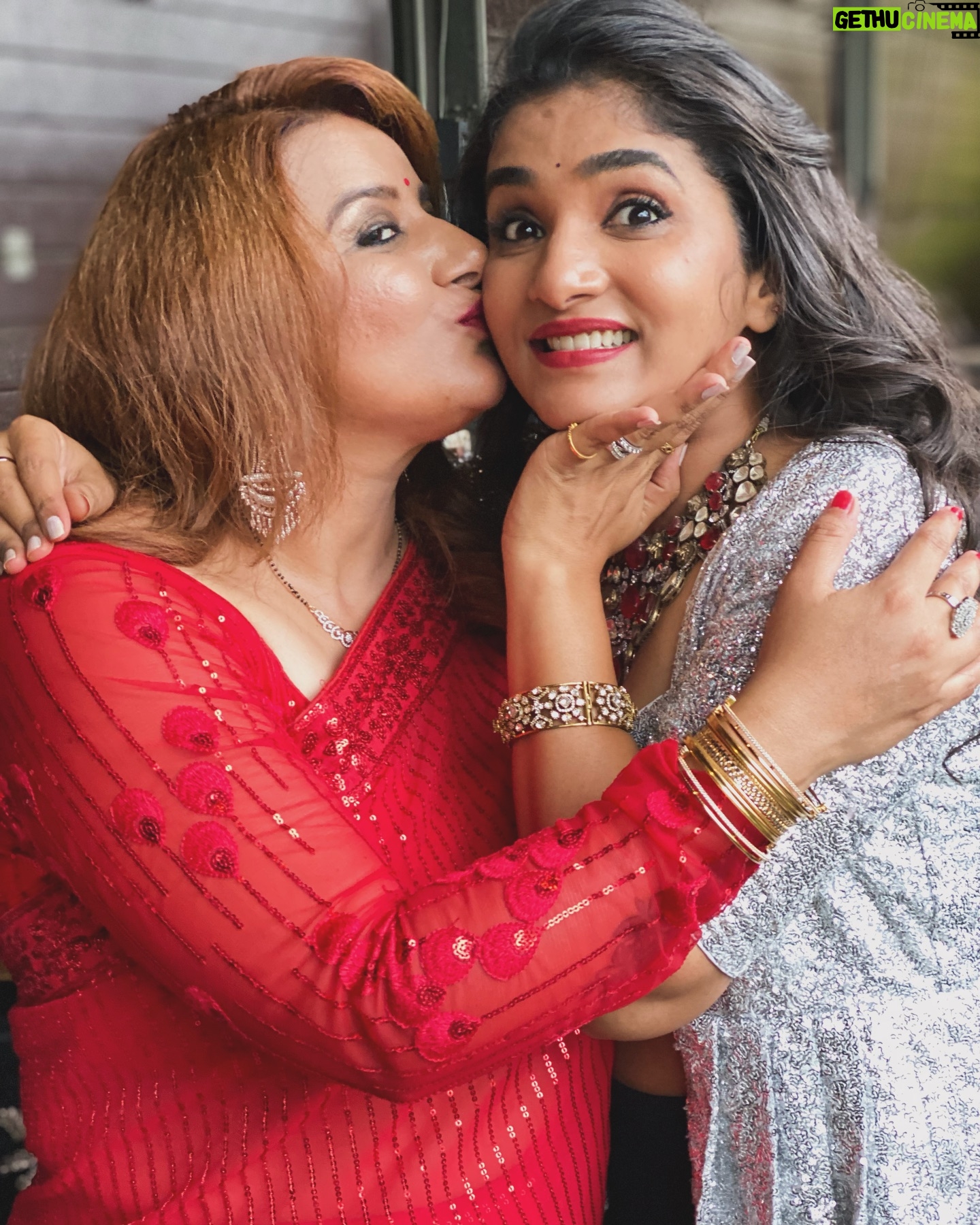 Divya Uruduga - 182.3K Likes - ಮುದ್ದು ಕನ್ನಡತಿ!♥️
@iampoojagandhi__publicfigure
& my lovely onscreen Family♥️
📸 : offscreen cool vajreshwari🧸🤗 @soniaponnamma