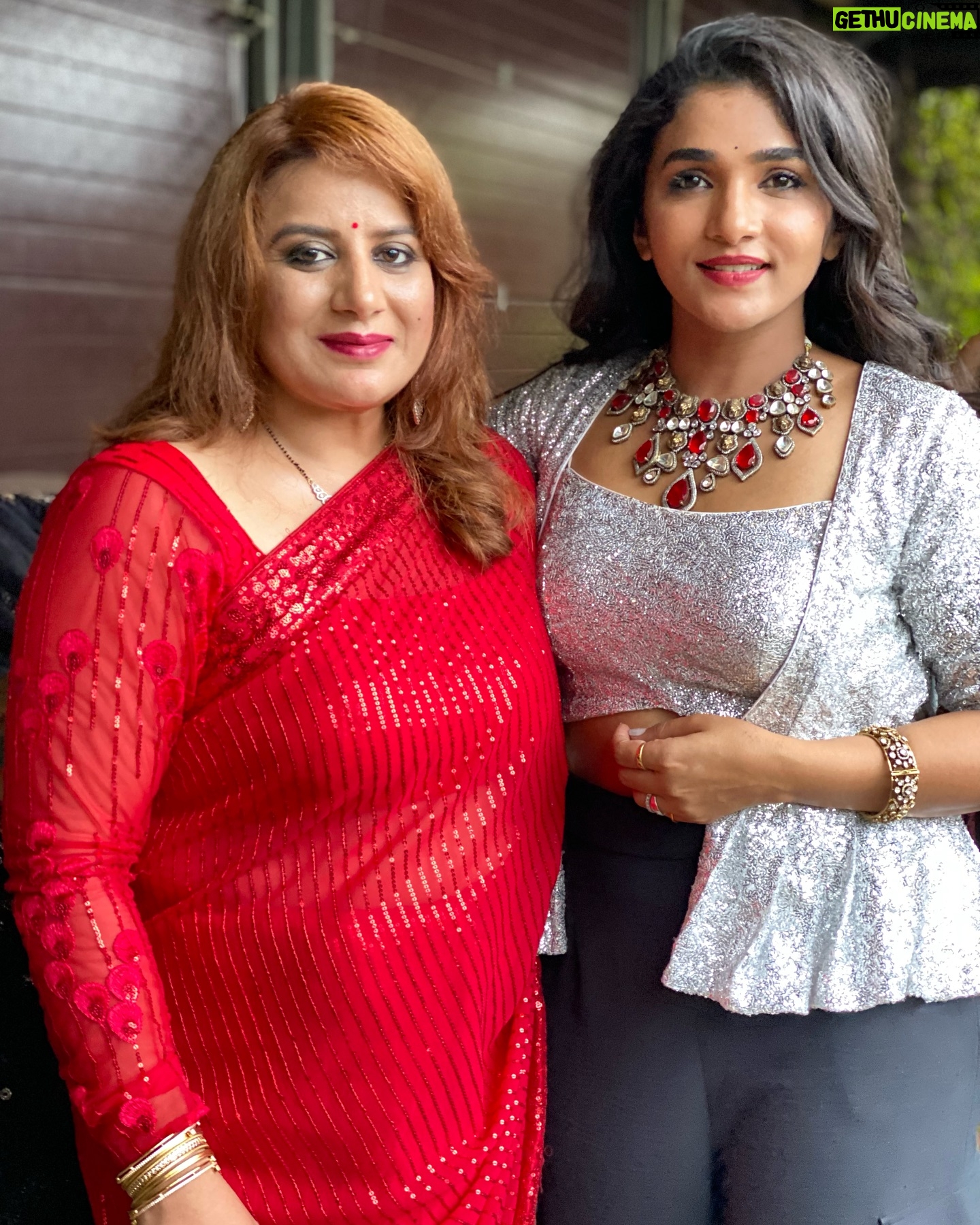 Divya Uruduga - 182.3K Likes - ಮುದ್ದು ಕನ್ನಡತಿ!♥️
@iampoojagandhi__publicfigure
& my lovely onscreen Family♥️
📸 : offscreen cool vajreshwari🧸🤗 @soniaponnamma