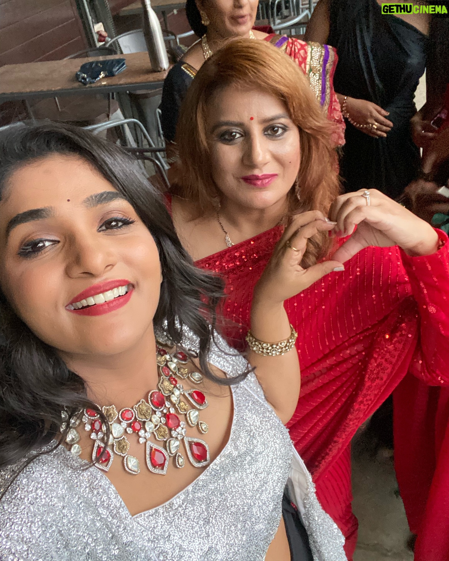Divya Uruduga - 182.3K Likes - ಮುದ್ದು ಕನ್ನಡತಿ!♥️
@iampoojagandhi__publicfigure
& my lovely onscreen Family♥️
📸 : offscreen cool vajreshwari🧸🤗 @soniaponnamma