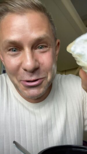 Dmitriy Fomin Instagram - Во-первых, привет всем, кто мчит сейчас на каникулы или отпуск, прекрасного отдыха!) 🏖️🍹🌴 

Во-вторых, привет моей незабвенной Гале из небольшого городка Лиски Воронежской области, скучаю) 🤍

В-третьих,  отличный лайфхак доедать в дороге все то, что было когда-то давно заморожено, согласны?)

Ps: жду на концерты 😎 
16 августа @modjo_hotel Евпатория 
17 августа @chaika.beach.yalta