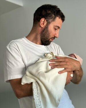Dmitriy Romanov Instagram - Вчера я стал папой!
Моя красавица жена родила нам прекрасную девочку.
Луна Мария явилась на свет.
Я был на родах и видел появление нашего маленького сладенького пупсика, нашего комочка любви.
Я несказанно рад, я ждал этого очень давно. Начинается новый волшебный период моей жизни, и какое то незнакомое ранее , очень светлое чувство теперь живет у меня в груди.
Расти здоровенькая, наш ангел!
Спасибо любимая❤️ !
Плачу от счастья❤️!