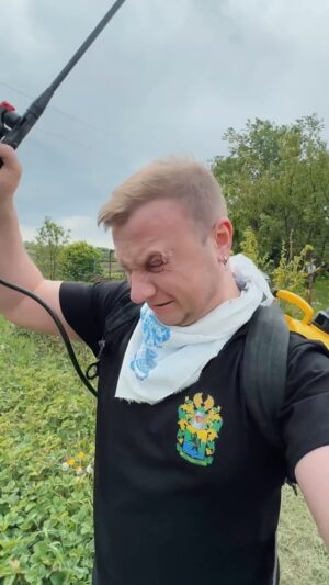 Dmitriy Zhuravlyov Instagram - 🐞❤️🐞 В закатах утопала целина.
Я звал тебя малышкой, усом тёр твой нос.
Цикады - дуры пели, ты была нежна,
Но тут пришел бензиновый пиздос…

Пришел конец нашей потатовой любви,
Пришел мужик с пульверизатор в руках,
Я посмотрел в глаза, взял в лапки лапоньки твои,
Мы скоро свидимся… Уже на облачных полях.

Не снимут рилс, не сложат и баллад
О нашем летнем огород-романс,
Но мы оставили им сотни три жучат,
Они продолжат жрать картошечку за нас…
🐞❤️🐞