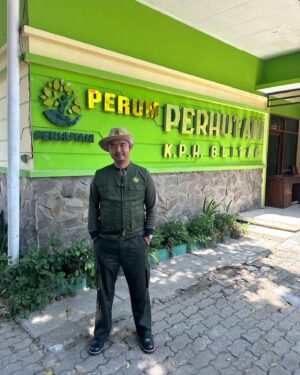 Dodit Mulyanto Instagram - Ini aku Sudah sampai di KPH Blitar, ini kantornya Pak Djoko ayah Dodit. Yuk ketemu nanti sore Di CGV Blitar Town Square. Monggo Sederek sedoyo 🙏.
