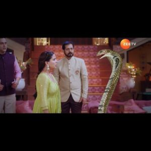 Dolly Chawla Instagram - Saamne aaya Icchadhaari naagin Mohini ka asli roop, ab kaise karegi Shakti uske zeherile vaar ka saamna? Dekhiye #PyaarKaPehlaAdhyayaShivShakti, har roz, shaam 7 baje, sirf #ZeeTV par aur kahin bhi, kabhi bhi @zee5shows par. 

#ShivShaktiOnZeeTV #Promo

@nikkisharmaofficial 
@dollychawla22
