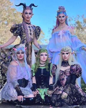 Dollya Black Instagram - 🧚‍♀️🧚🏻🧚🏼‍♂️
Love these rascals so much. Missing @berlinhelll 💚