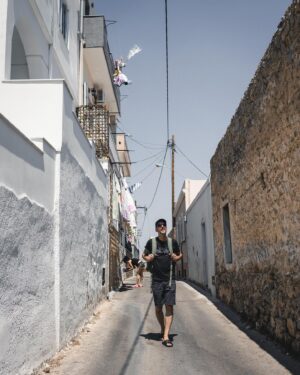 Dominic Arpin Instagram - En cette journée fade et monochrome, éditer mes photos de Kalymnos en Grèce me fait le même effet qu’une percée de soleil dans la grisaille! ☀️ Puisse cette publication vous apporter aussi un peu de couleurs et de chaleur dans votre journée! 

#kalymnos #kalymnosisland #kalymnosisland🇬🇷 #greece #grèce #lescrinqués