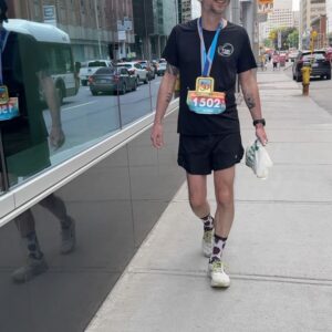 Dominic Arpin Instagram - Je m’entraînais pour le Marathon d’Ottawa lorsque j’ai reçu un diagnostique de cancer du rein il y a 11 ans. J’avais dû annuler ma participation pour me concentrer sur ma convalescence et ça m’avait rendu profondément pissed of! 

Je m’étais vengé en complétant mon premier marathon à Montréal quelques mois plus tard, mais c’était pas tout à fait pareil. J’avais le feeling d’une histoire incomplète.

J’ai enfin rédigé la fin du chapitre en franchissant le fil d’arrivée d’Ottawa hier.

Yassss!

Merci à mon ami et coach Marc Langevin pour son incroyable dévotion et à sa blonde Véro Lowry pour sa bonne humeur perpétuelle.

Merci à ma blonde Annie qui m’a attendu au fil d’arrivée, encore une fois, et qui m’a aidé à marcher jusqu’à l’hôtel après la course. 😂

Merci à la vie pour cette deuxième chance que je m’efforce de célébrer chaque jour. 

Je peux enfin cocher Ottawa de ma liste!

Maintenant, on fait quoi??? 😈