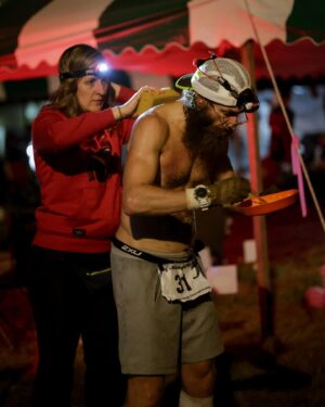 Dominic Arpin Instagram - Déjà 30 heures que le championnat du monde de Backyard a été lancé au Tennessee. Les participants viennent de franchir la barre des 200 kilomètres courus. Ça commence à grimacer fort et 14 athlètes sur 75 ont jeté la serviette jusqu’à maintenant. Le seul Québécois en lice Éric Deshaies se porte bien malgré une douleur à la jambe qui l’ennuie.

Le légendaire « Laz » est de chaque départ, ce qui donne un boost incroyable à tout le monde.

Une affiche conçue par son équipe résume bien l’aspect hors-norme de cette course:
There is NO finish
There is NO end
Just keep running 
You probably won’t win!

Je me pince d’être ici pour Les Crinqués!!!