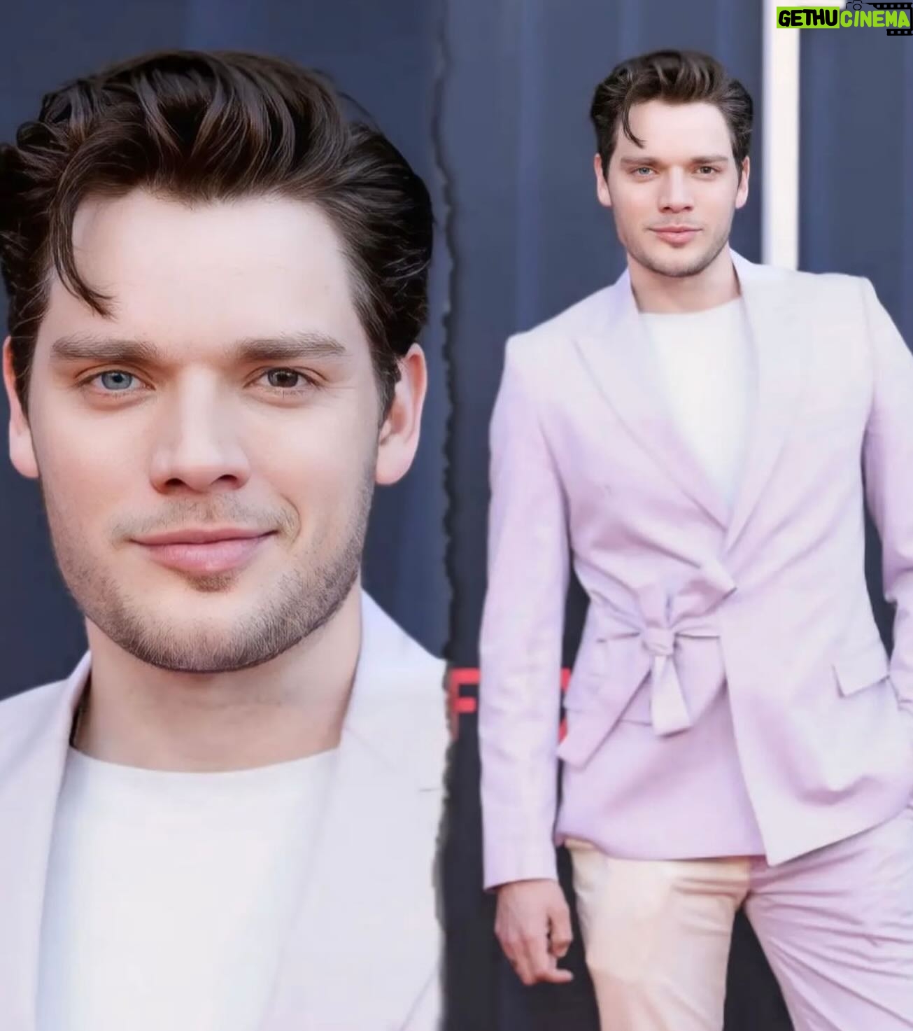 Dominic Sherwood - 266.9K Likes - Thank you for a wonderful evening!
Make sure to check out @ripleynetflix now!
(Also thank you @alexkinsey for the loaner suit!)