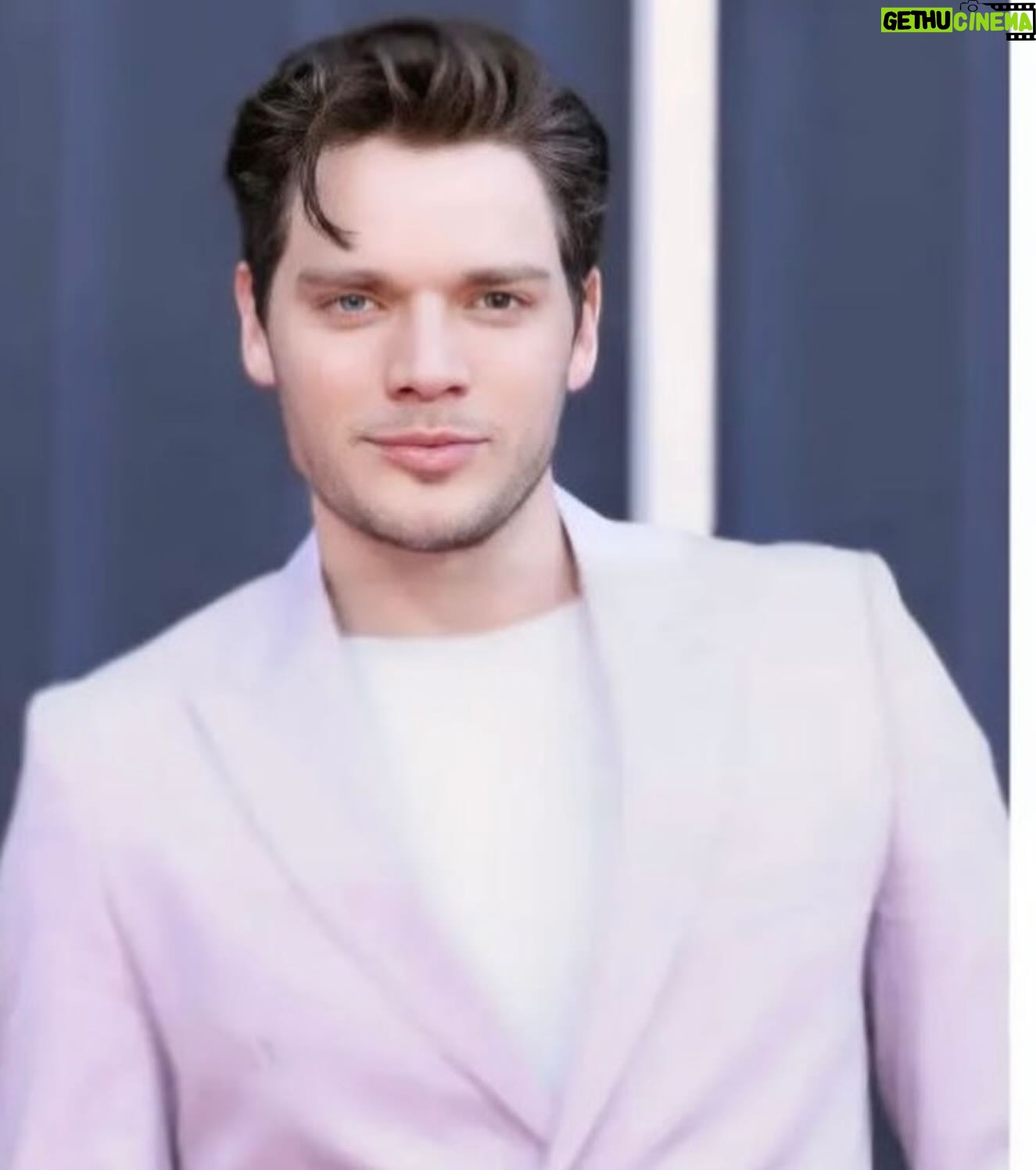 Dominic Sherwood - 266.9K Likes - Thank you for a wonderful evening!
Make sure to check out @ripleynetflix now!
(Also thank you @alexkinsey for the loaner suit!)