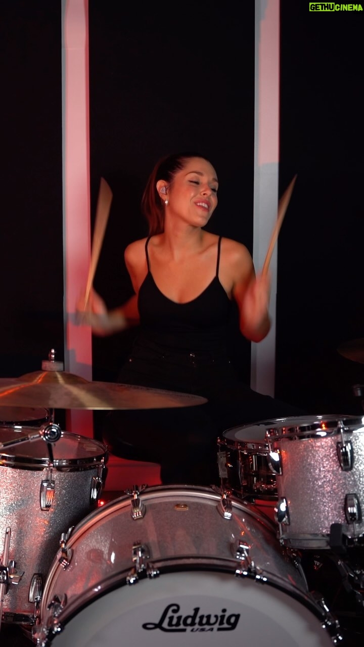 Domino Santantonio - 17K Likes - Bye bye byeeee 👋🏼❤️🔥 Had to do a drumpool version of this one 😏🥁
@nsync @deadpoolmovie #nsync #deadpool #byebyebye #2000s #drums #drummer #ludwig #paiste #audimute #vicfirth #meinlpercussion #remo #ultimateearspro #gewadrums #drumcover