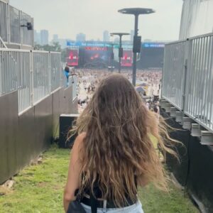 Domino Santantonio Instagram - I received a lot of messages asking where I’ve been, so I wanted to keep you posted on my last week. It was quite intense: I had a health issue that kept me bedridden after the first day at Osheaga (thanks to @primevideoca for that perfect day before the storm), and just as I started to feel better a week later, a water flood hit my basement due to Friday’s heavy rains. 😕 I had just finished setting up my studio, and now I have to start all over again 🥲

I had prepared some videos to show you the little transformations I made in my studio, and even though everything needs to be redone, I think I will still post them. 🤷🏼‍♀️😅

Thankfully, I will manage to film some new videos before tearing everything apart, so stay tuned—I’ll find a way to keep sharing content with you in the coming weeks. Thanks for all your support and good luck to everyone who has been affected by the heavy rains! ❤️🙏🏼

____

J’ai reçu beaucoup de messages pour savoir pourquoi je ne publiais pas depuis la dernière semaine, alors je voulais vous mettre au courant de ma semaine passée. Ça a été assez intense: un souci de santé m’a clouée au lit après le premier jour à Osheaga (merci à @primevideoca pour cette journée parfaite avant la tempête), et juste quand je commençais à aller mieux une semaine plus tard, une inondation a frappé mon sous-sol à cause des grosses pluies de vendredi. 😕 J’avais à peine fini d’installer mon studio, et maintenant je dois tout recommencer 🥲

J’avais préparé quelques vidéos pour vous montrer les petites transformations que j’avais faites dans mon studio, et même si tout doit être refait, je pense que je vais quand même les publier. 🤷🏼‍♀️😅

Heureusement, je vais réussir à filmer quelques nouvelles vidéos avant de tout défaire, alors restez à l’affût—je vais trouver une façon de continuer à partager du contenu avec vous dans les prochaines semaines. Merci pour tout votre soutien et bonne chance à tous ceux qui ont été touchés par les grosses pluies! ❤️🙏🏼