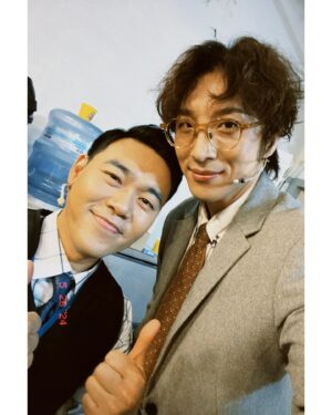Dong Hyun-bae Instagram - 나와 막공한 직원들과..
무대에서 분장실애서 귀염뽀짝 우리 승희🐥
언제나 내 이야기에 웃어주는 우리 엘이🐵
함께 웃고 울고 했던 우리 기두 형🐨
항상 에너지 넘치는 막걸리 요정 우리 옥분 누나🐔
때론 친구같고 때론 친형 같은 피터팬 우리 규형아🐶
내 개그 늘 다 받아주시는 세상 좋은 우리 용현이형🐼
10년만에 만나도 똑같은 멋잔 우리 승현이형🐯
그대들과 함께해서 너무나 행복했어요~~ 사랑해요❤️