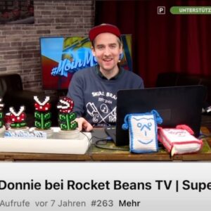 Donnie O'Sullivan Instagram - Gestern war ich seit langer Zeit mal wieder bei @rocketbeans.tv und habe heute aus Nostalie ein paar Zusammenschnitte von @steyfication und alte MoinMoins angeschaut. 

Ich dachte mir dabei 2 Dinge, 
die ich hier einfach mal teilen will:

1. krass, ich bin alt geworden 😀 (was ja auch OK ist) und ich kann teilweise nicht immer so mega geil finden, wie ich damals so war und was ich so gesagt habe und so, aber...

2. genau das gehört zum Leben. Man macht Erfahrungen, lernt von Dingen (Fehlern und guten Sachen) und formt auf Dauer dadurch den eigenen Charakter und lernt sich selber besser kennen. 

Was ich damit sagen will (mir wird gerade klar das wirkt jetzt wie son STATEMENT oder schon scheiß 😀):

Ich weiß bis heute nicht so ganz genau, ob ich diese Person, die man da auf Dauer immer besser kennenlernt (also mich selbst) wirklich mag, aber seit ein paar Jahren versuche ich mich zumindest in diese Richtung zu bewegen und zu diesem Prozess gehört auch das Thema Dankbarkeit.

Ich bin zum Beispiel sehr dankbar für meine Zeit bei RBTV. Ich weiß, sehr viele Leute haben nur durch diese Plattform zu mir und meinem weirden Scheiß gefunden. Und ich könnte meinen scheiß niemals so machen, wie ich es aktuell tue, ohne RBTV. Ich habe dort viel gelernt und viele coole Leute kennengelernt, die ich teilweise bis Heute zu meinen Freunden zählen darf. (Und damit meine ich explizit NICHT @marcogiesel - der hat wirklich immer nur genervt.) 

Ich will übrigens in diesem Zuge auch mal sagen, dass es mich bis heute jedes mal krass wurmt, wenn (zum Beispeil durch dieses DUMME scheiß Meme) RBTV in den Medien als so ne reine Männer-Klitsche, mit nur so Kappen tragenden "NERDS" (also negativ kontiert) und hängengebliebenen Leuten dargestellt wird. Das ist sowas von fern der Realität. Dort arbeiten viele coole Leute, die mit Kreativität und Leidenschaft vesuchen, ein cooles Unterhaltungsprogramm zu liefern. Dass das nicht alles immer super klappt und auch in den letzten Jahren zu (meiner Meinung nach) falschen bzw. für mich zumindest nicht nachvollziehbaren Entscheidungen und Aktionen geführt hat, will ich nicht abstreiten. Aber so ist doch das Leben: 

man macht Dinge und lernt draus ❤️