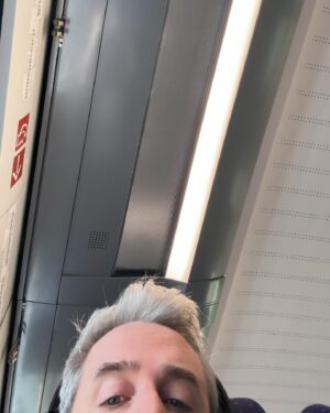 Donnie O'Sullivan Instagram - Einer der für mich anstrengendsten und vermutlich von außen schwer nachvollziehbaren Begleiterscheinungen von ADHS (ja, sorry, jetzt poste ich auch was darüber 😅🙄 aber hear me out) ist extreme Geräuschempfindlichkeit. Und ich meine jetzt nicht laute Nachbarn oder Menschen die mal laut sind oder so. Auch Stadion und Konzerte sind kein Problem. Die Empfindlichkeit greift leider wo ganz anders. Ein Beispiel: ich sitze gerade im ICE Ruheabteil und es ist eigentlich optimal. Der Zug ist fast leer, überall ist genug Platz und es sind so 15-20 Leute überall einzelnd verteilt im Abteil. Nun, wo ist das Problem? Ich sage es euch: wenn es ein volles Abteil ist bzw. sehr viele Menschen sind, stressen mich Geräusche kaum. Wenn es aber genau diese eher wenigen Leute sind, die dann vereinzelnd mal reden, rascheln oder was aus dem Koffer holen etc., stresst mich so dermaßen, dass es mich richtig gereizt macht. Das ist echt super anstrengend für mich (und andere) und aber leider auch nicht mit einem "entspann dich mal" oder "konzentriere dich auf was anderes" gelöst. 

Naja, vielleicht fühlt das ja auch jemand bzw. wenn ihr das vielleicht nicht so auf dem Schirm habt und es für euch befremdlich wirkt, wisst ihr jetzt bescheid: seid nicht so streng mit uns Geräuschempfindlichen, auch wenn wir dann übertrieben sensibel oder gestresst wirken/reagieren und vermeintlich überreagieren, nur weil jemand mal mit ner Tüte raschelt etc (was ja natürlich komplett in Ordnung ist).

Alles halb so wild aber ich dachte diesen Gedanken teile ich random einfach mal! Schaden kann's ja nicht 😀❤️ Tschüssi