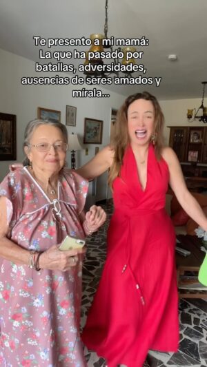 Dora Mazzone Instagram - Hoy visité a mi mamá llena de inquietud.. ❤️

Ella como siempre me recostó en su regazo y me volvió a llenar de fortaleza leyéndome algunos salmos de la biblia…

Luego hicimos una oración y luego le dimos un poco de alegría al cuerpo… me dijo:
“Ponme Damiròn…” 😂😂😂

Mi madre siempre ha sido mi ejemplo en todo. De tantas adversidades que le ha tocado vivir, ha sacado fuerzas y ha sabido mantener su espíritu alegre. Quisiera que fuera eterna.
❤️
¿Como no aprovecharla?

Quise compartir este video con Uds mi gente querida. Los abrazo y los amo.

Buenas noches mi gente querida! Que tengan dulces sueños y descanso reparador… Hasta mañana!.😴😘🌙💤 

🇻🇪❤️
#venezuela #madre #damiron #humor