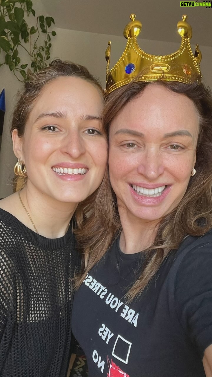 Dora Mazzone - 34K Likes - ¡Llegando a Madrid!
A celebrar mi cumpleaños con mi hija! 🥰♥️
Siempre serás el mejor regalo en mi cumpleaños y TODOS los días de mi vida
@graziellamazzone ♥️♥️♥️🥹🎁 te amo!!
#2dejunio #cumpleaños #madrehija
Y mis hijas de la vida son otra sorpresa que Dios me la tenía bien guardada!!
Solo me queda agradecer…! 🙏🏼
Todo ha valido la pena!
PD:
No dormí nada en el avión… 🥹🥹🥹
#reinamadre #madrid #hijas