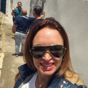 Dora Mazzone Instagram - ¡No dormí nada esperando este momento! 🇻🇪💪🏼 Esto es más emocionante que estrenar una obra de teatro jajaj
 ¡Listo, cumplí con mi país ..expresé mi derecho a votar libremente! 
Ahora a esperar los resultados!
¡viva mi país!