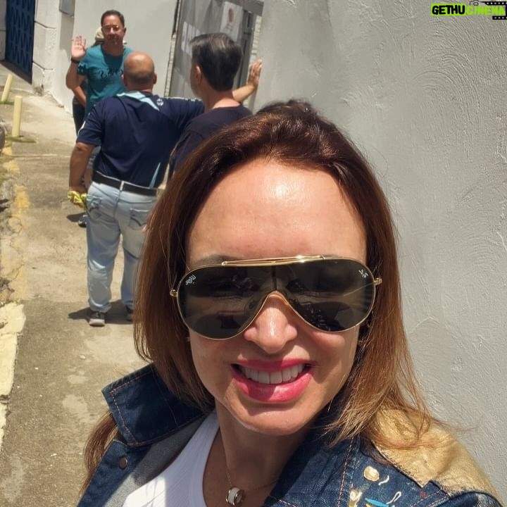 Dora Mazzone - 16.6K Likes - ¡No dormí nada esperando este momento! 🇻🇪💪🏼 Esto es más emocionante que estrenar una obra de teatro jajaj
¡Listo, cumplí con mi país ..expresé mi derecho a votar libremente!
Ahora a esperar los resultados!
¡viva mi país!