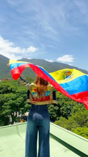 Dora Mazzone Instagram - Estoy lista para ir a dejar mi huella… 🇻🇪
Por mi hija, por mis hijos de la vida, por mi madre, por mi padre, por mi familia, por los que están afuera, por mi trabajo, por mis amigos POR MI PAÍS …

A votar 🇻🇪

¡Ya vengo!

Mi chaqueta:
@carterasmiguelpaz 🇻🇪