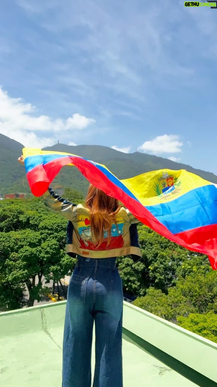 Dora Mazzone - 19.6K Likes - Estoy lista para ir a dejar mi huella… 🇻🇪
Por mi hija, por mis hijos de la vida, por mi madre, por mi padre, por mi familia, por los que están afuera, por mi trabajo, por mis amigos POR MI PAÍS …
A votar 🇻🇪
¡Ya vengo!
Mi chaqueta:
@carterasmiguelpaz 🇻🇪