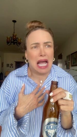 Dora Mazzone Instagram - No peleen…. 🙏

Un poco de humor para antes de dormir..😴 
(Reposición)

La voz del comediante venezolano @elgeorgeharris 

#sonrieantesdedormir #humorsaludable 

Sígueme en mis otras plataformas digitales para más entretenimiento y diversión #TlKT0K #treads 

Feliz noche mi gente hermosa 🤩 que tengan dulces sueños y descanso reparador 
Hasta mañana 😴🌙😘💤 

#doramazzone #nopeleen