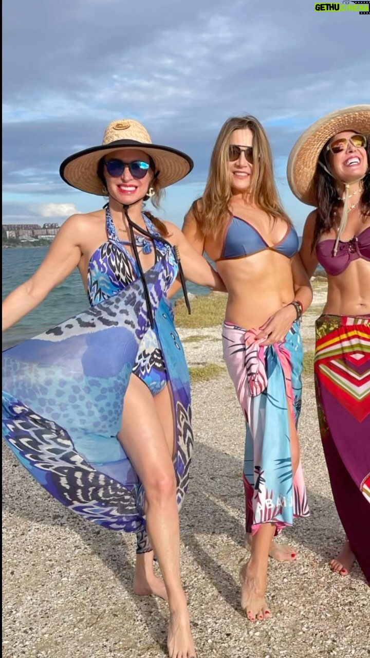 Dora Mazzone - 23.1K Likes - Hoy es el cumpleaños de nuestra querida @villamizarsonia alias la gocha.. alias la amiga, la compañera, la trabajadora, la capitana y muchas alias más….
Muchos años más de salud y vida para ti Sonia querida y que las alegrías y las buenas noticias siempre te acompañen!
Ojo:
Este video es viejo pero la gente cumple años!!!
¡Ya vendrán días para celebrar!
#soniavillamizar #mariantoduque #doramazzone #cumpleañossonia