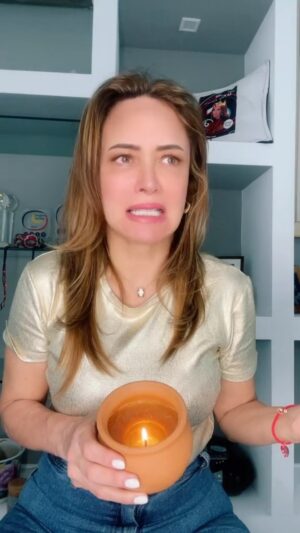 Dora Mazzone Instagram - Cuando tu abuela vivía hasta los 115 años y comía y b3bía de todo… 🥹🥹🥹

Ahora todo hace daño….

Los abuelos deberían ser eternos!! @luletata 

Un poco de broma para antes de dormir 😴 

La voz del comediante venezolano elgeorgeharri 

Sígueme en mis otras plataformas digitales para más entretenimiento y diversión #TlKT0K #trheads .. te espero por all! 

Buenas noches mi querida gente…que tengan dulces sueños y descanso reparador! Hasta mañana 🌙😘😴💤 

#undiaalavez 
#sonrieantesdedormir #humor #parati