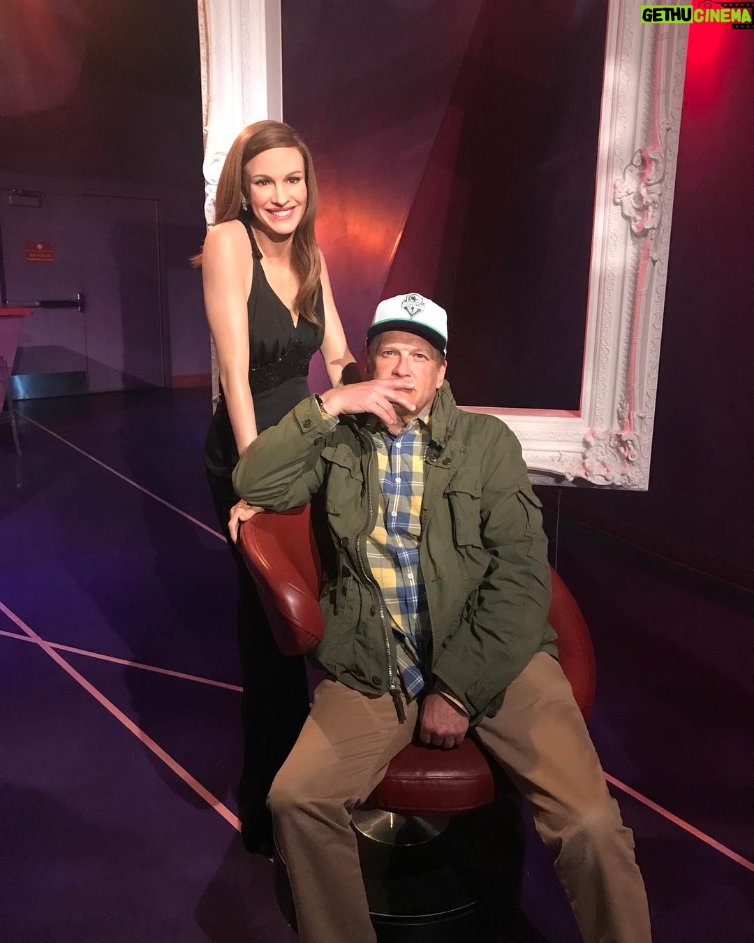 Drew Carey - 1K Likes - Me and Julia Roberts wax figure at Madame Tussauds in Hollywood @tussaudsla