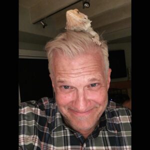 Drew Carey Instagram - My kid's bearded dragon on my head 😜😬