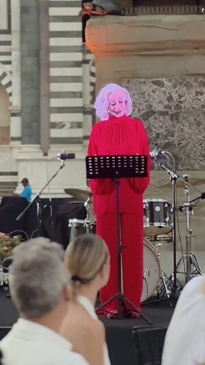 Drusilla Foer Instagram - Sono contenta di aver partecipato a questa serata organizzata dalla fondazione ANT Italia ONLUS
Ed il progetto BIMBI in ANT che fornisce supporto ai piccoli malati di tumore ed alle loro famiglie.

Nonostante abbia certamente vissuto la maggior parte del tempo della vita penso spesso al tempo come un alleato fondamentale.
Si fa più spazio dentro di me, giorno dopo giorno, infinite speranze per il tempo che verrà e per le anime che verranno.
Penso e spero vi sia per loro un tempo buono.
Senza violenza, senza bombe, senza sopraffazione, senza pregiudizio.

Spero vi sia il tempo della guarigione per i nostri piccoli amici affetti da una patologia e possano fantasticare su un futuro, come lo spero per coloro che avranno la fortuna di nascere in salute.

Che le creature del futuro siano aperte alla conoscenza quando verrà per loro il tempo dell’istruzione, che non può essere solo un passaggio di informazione.
L’istruzione deve essere anche educazione.
Creare una consuetudine con l’emozione e con il sentimento. 
Spero che troveranno docenti che li innamorino ad
un pezzo musicale, a un libro, a una funzione algebrica, uno sport, all’arte…
Spero che siano liberi di seguire la loro indole ed esprimere con libertà i loro talenti.

Sì, spero si sentano liberi. E forti.
Liberi e forti di contestare, di rivoluzionare.
Di resistere all’omologazione del pensiero
all’appiattimento del linguaggio.

Spero vi sia un tempo in cui le anime che verranno riescano a sentirsi individui facenti parte di un’unica società.
Con dei diritti e dei doveri.
E spero che vi sia il tempo in cui la politica cominci un nuovo dialogo con i giovani che li coinvolga sui temi della comunità e della reciprocità.

Spero vi sia un tempo in cui avere il privilegio dell’esperienza sia senza rimorsi.
Qualche pentimento forse, che non abbia la tonalità cupa del fallimento ma l’infinita gamma colorata che è del cambiamento.

Spero che vi sia un tempo in cui le future generazioni possano amare come vogliono nel rispetto di se stessi
E di chi amano.

@fondazioneant
#drusillafoer #drusilla #ant #fondazioneant