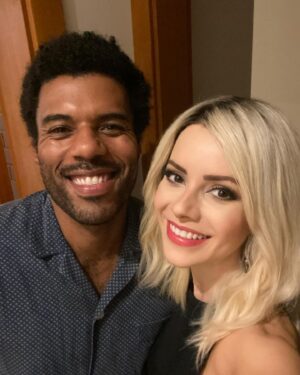Dudu de Oliveira Instagram - Sempre namorei o cinema, desde da época do meu primeiro filme, lembro de ir com o meu pai assistir “Os Trapalhões” ver tudo numa tela grande me causava encantamento.

Bom, eis que no meu segundo filme eu gravo com 2 pessoas de dois tempos distintos. A @sandyoficial  que foi difícil fingir costume com ela, imagina você tá ali com uma artista que você cresceu assistindo na Tv nos programas que passavam no canal aberto, foi um mix de emoções. Obrigado por sua generosidade, não vou esquecer da gente cantando Clocks do Coldplay, você cantando e eu tentando claro gahahahahaahah…. 

E o @fabioporchat que já admirava por ser um artista multifacetado, e que inspira muito qualquer artista, lindo vê- ló no ofício, a inteligência e prontidão em cena. 

Sou grato em ta com eles e com um elenco brilhante que fez parte desse projeto. Obrigado @framboesa_filmes  @pedroantoniopaes @natalymega @fernandamandriola por me darem a chance de trabalhar com vocês. Foi lindo fazer parte desse filme lindo.

Quero agradecer a @castinglab1  e as minhas agentes @deborahcarvalho68  e @fernandaranieri  pela correria que foi esse projeto, me dividir em 1000 para gravar no interior e tb no Rio. 

Ao @felipeventura por ter acreditado em mim e me sugerido ao teste. Gratidão meu amigo, não vou esquecer disso! Juntos 🌻🌻🌻❤️❤️❤️🍀

Galera ainda está nos cinemas. Corre!! Filme está maravilhoso.

#tbt #bastidores #cinemanacional #evidenciasdoamor