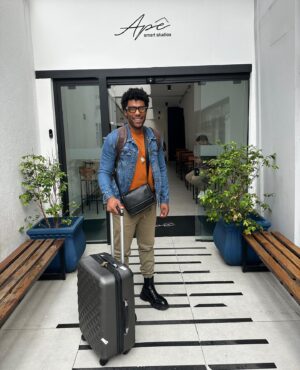 Dudu de Oliveira Instagram - E aí, família, voltei mais uma vez ao @ape_smart_studios  e posso garantir que tem sido a melhor escolha. E como estou sempre viajando, preciso ficar em lugares que respondam a essa necessidade. Lembrando que são 8 unidades na região da paulista e adjacências, com diárias a partir de 150 reais . 

E tem uma novidade, você que gosta de viajar assim como eu e não sabe onde ficar, aí vai meu cupom de desconto : Apeeudududeoliveira

Se forem para São Paulo já sabem onde cair. Beijos e aproveitem !!!!

Obrigado @renata.m.a.i.a 

#apesmartstudios #travelling #viagens #hotel #hotelemsaopaulo