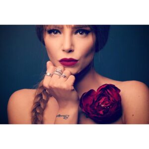 Duygu Çetinkaya Instagram - -“SUSMAK; Mânâ eksikliğinden değil, belki Mânâ’nın derinliğindendir…”
