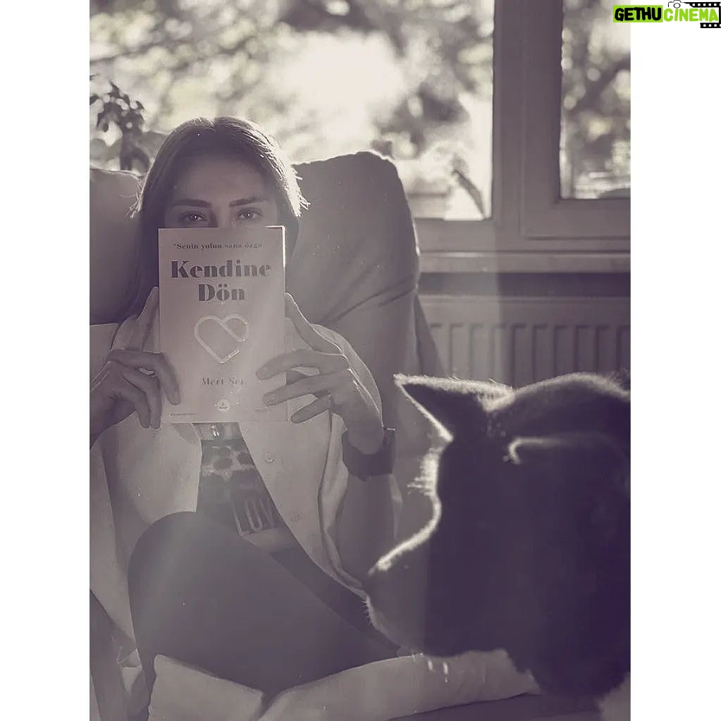 Duygu Çetinkaya - 3 Likes - Her şeyi içine atarsın da, kendini atacak bir yer bulamazsın.