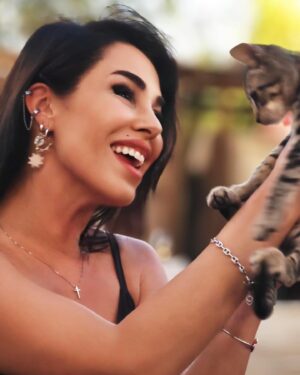 Duygu Şen Instagram - Seviyorum sizi patililer çok seviyorummm..
İçimdeki kocaman sevgiyi size vermeyi tercih ediyorum..Size dokunan her elin , her yasanın ,her insanın  bu dünyada yanmasını diliyorum 🙏🏼