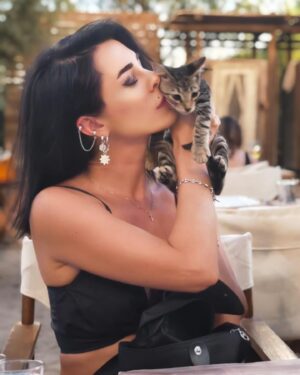 Duygu Şen Instagram - Seviyorum sizi patililer çok seviyorummm..
İçimdeki kocaman sevgiyi size vermeyi tercih ediyorum..Size dokunan her elin , her yasanın ,her insanın  bu dünyada yanmasını diliyorum 🙏🏼